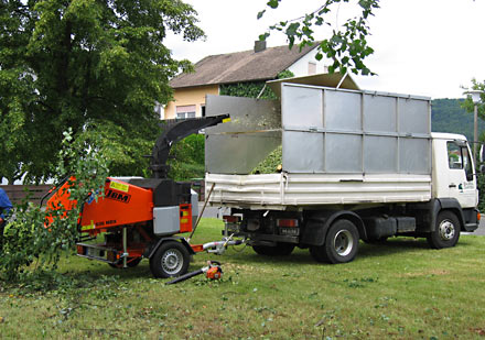 LKW mit Holzhäcksler