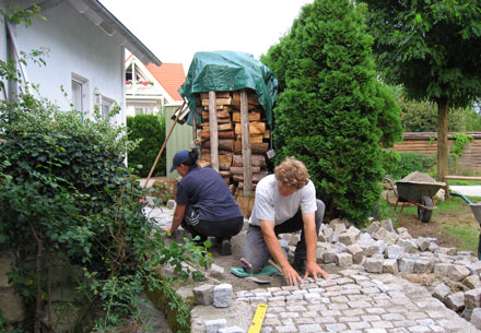 Gartenweg aus Granit Kleinpflaster